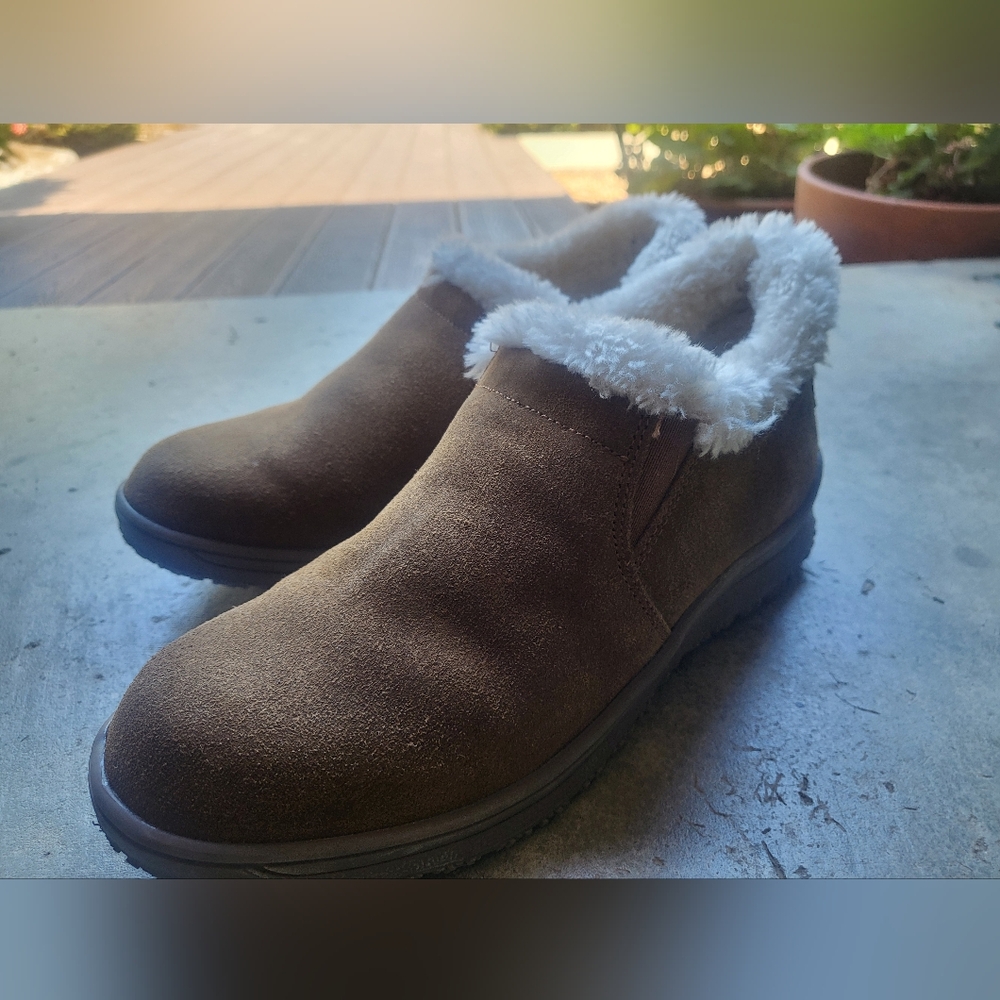Brown Suede Women's Minnetonka Boots with Faux Fur Lining Size 8